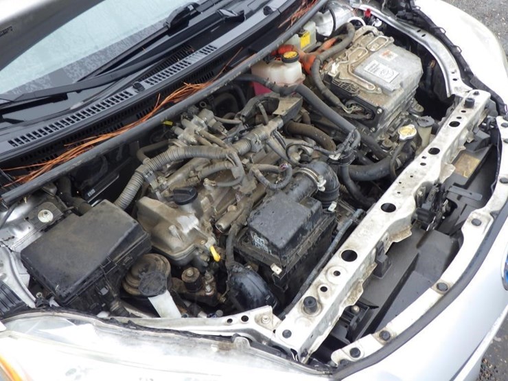 2014-toyota-prius-c-sedan-image-11