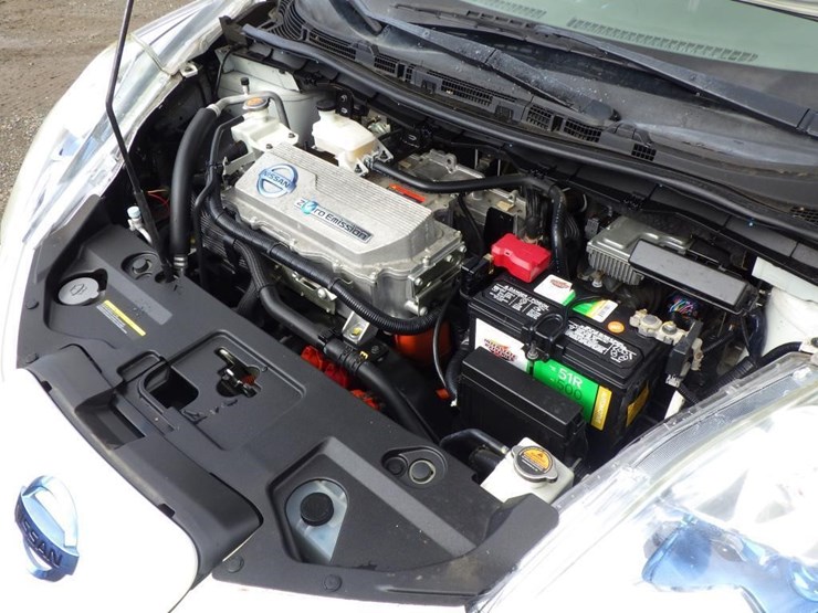 2011-nissan-leaf-sedan-image-10