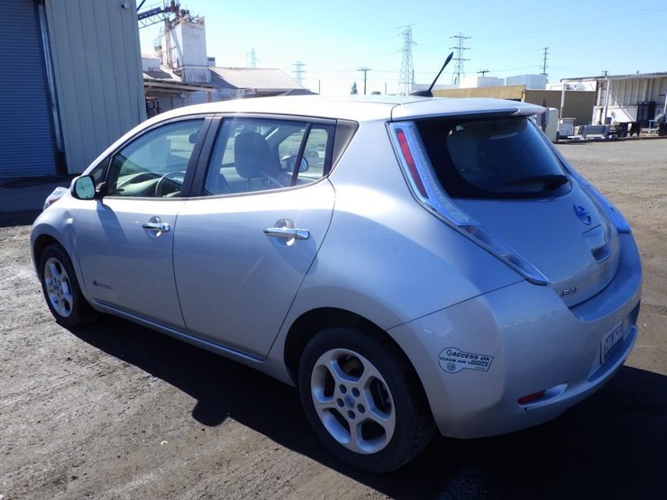 2012-nissan-leaf-sedan-image-4