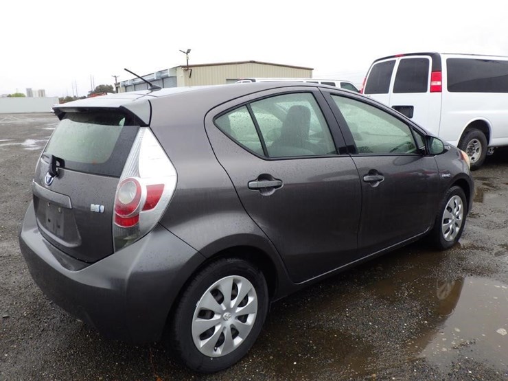2014-toyota-prius-c-sedan-image-3