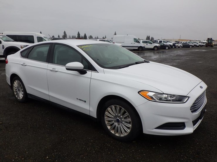 2014-ford-fusion-sedan-image-2