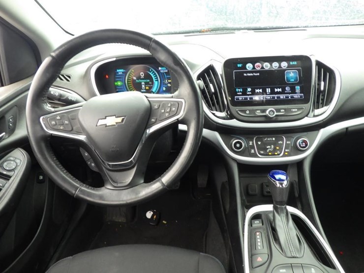 2017-chevrolet-volt-sedan-image-9