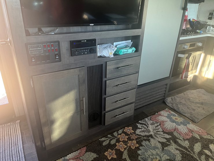 #700-•-2019-cruiser-fifth-wheel-trailer-(prairie-farm)-(wi-title-in-delay)-image-40