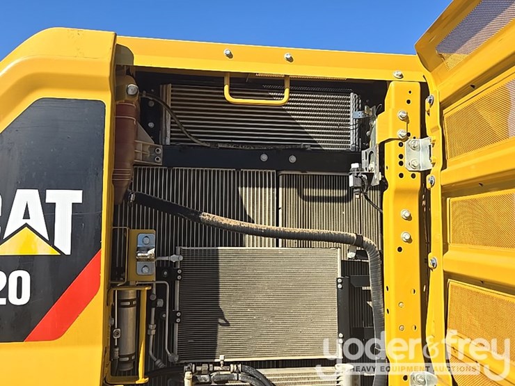 2018-caterpillar-320-image-37