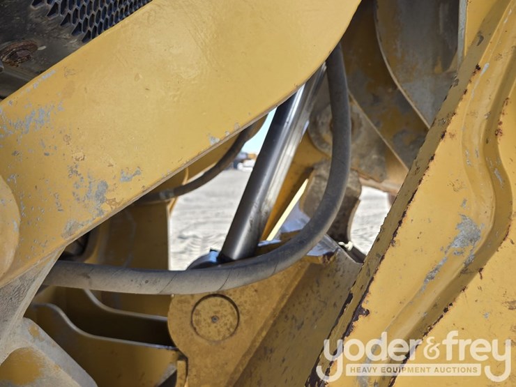 2016-caterpillar-12m3-image-46