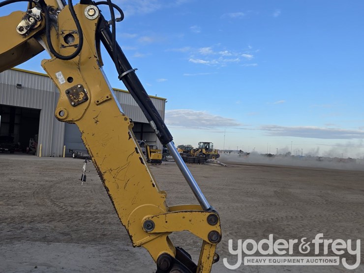 2018-caterpillar-420f2-image-42