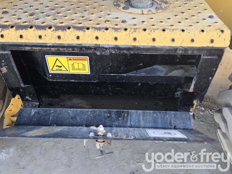 2018-caterpillar-420f2-image-60