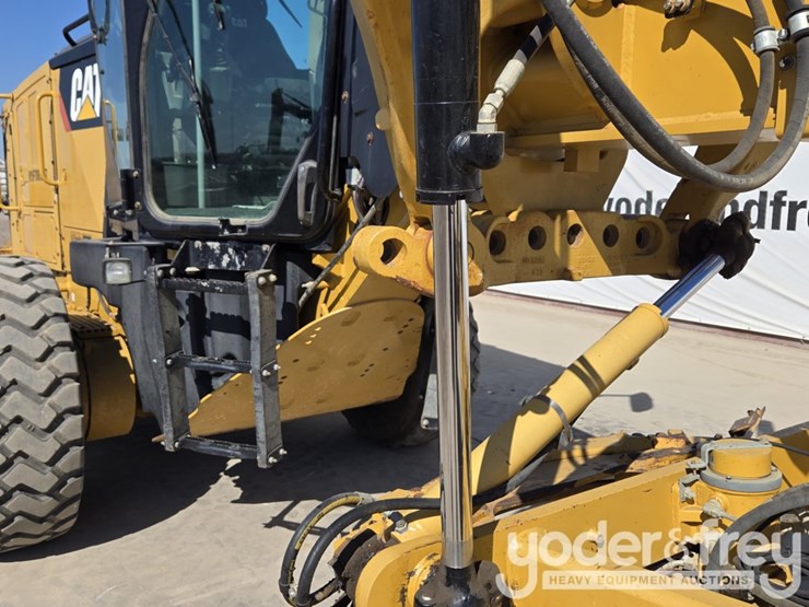 2016-caterpillar-12m3-image-24