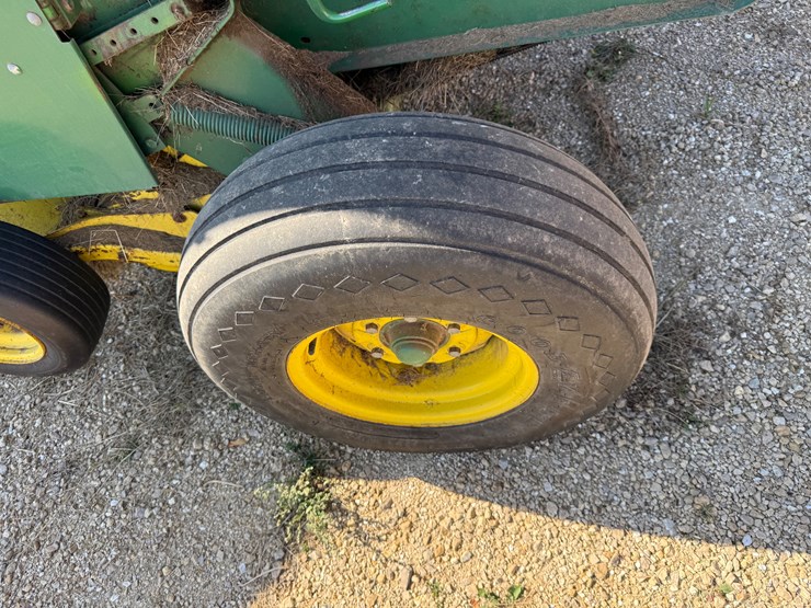john-deere-330-image-23