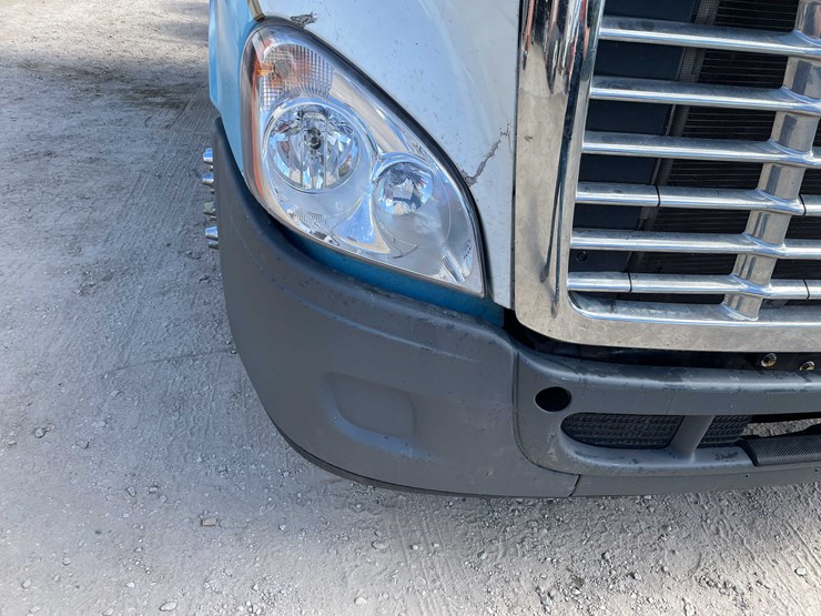 #404-•-2012-freightliner-semi-tractor-(has-wi-title)-(whitelaw,-wi)-image-15