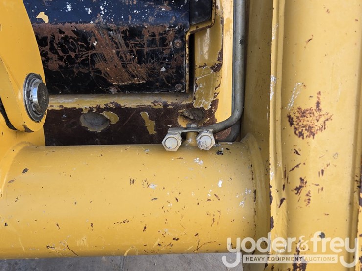 2018-caterpillar-420f2-image-32