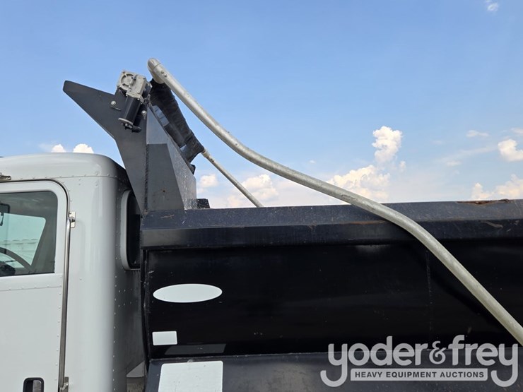 2018-peterbilt-348-image-35