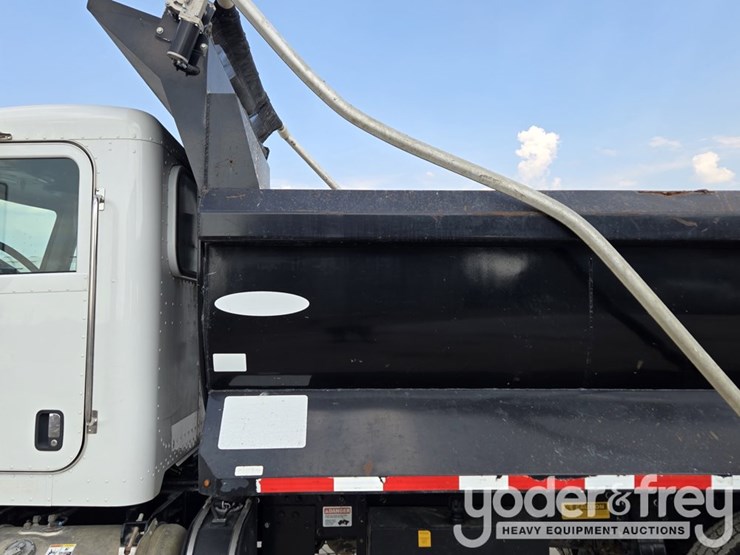 2018-peterbilt-348-image-34