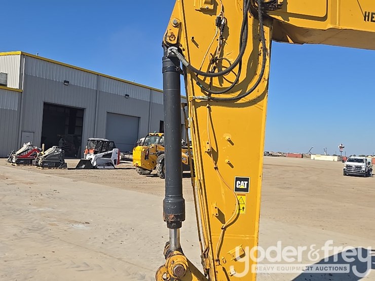 2018-caterpillar-320-image-12