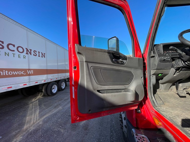 #400-•-2018-international-semi-tractor-(has-wi-title)-(denmark,-wi)-image-63