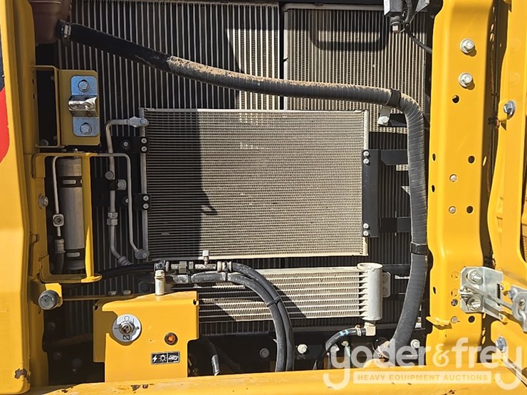 2018-caterpillar-320-image-38