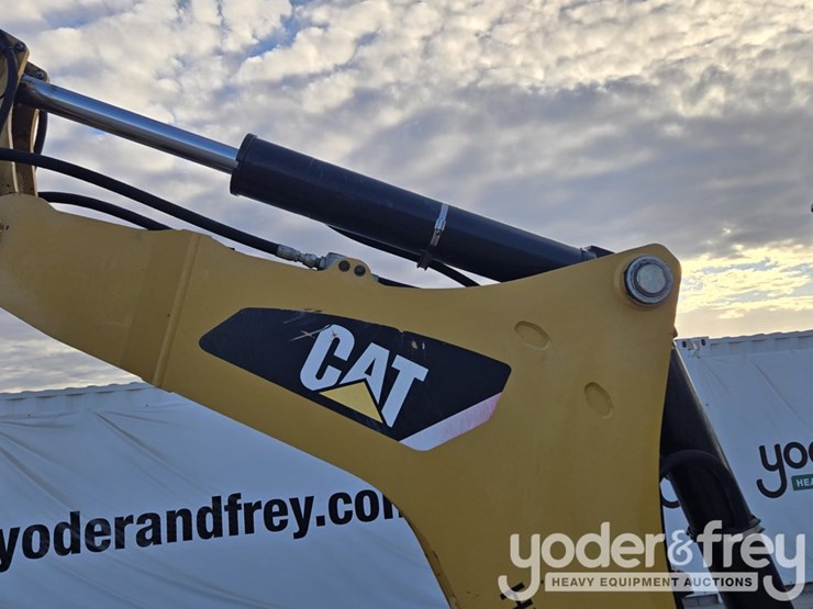 2018-caterpillar-420f2-image-47
