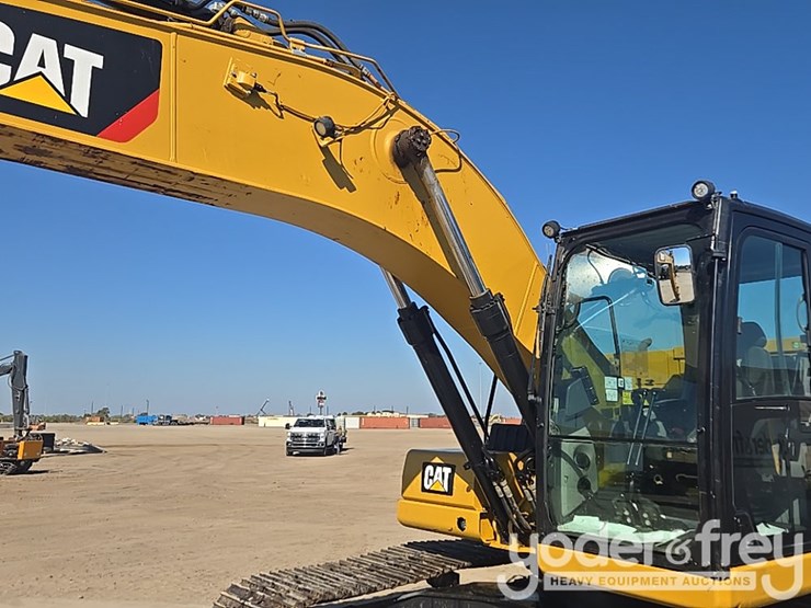 2018-caterpillar-320-image-14