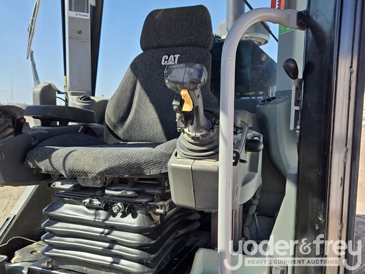 2016-caterpillar-12m3-image-75