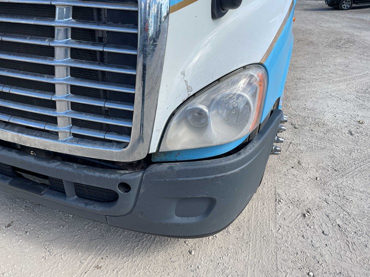 #404-•-2012-freightliner-semi-tractor-(has-wi-title)-(whitelaw,-wi)-image-9