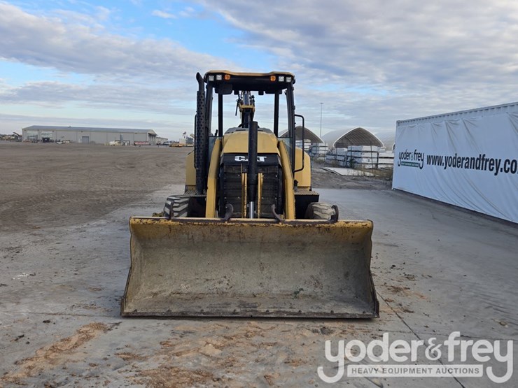 2018-caterpillar-420f2-image-8