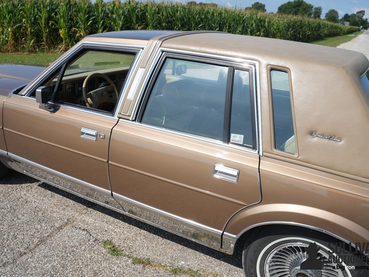 run-#141---1985-lincoln-town-car-signature-series-image-15