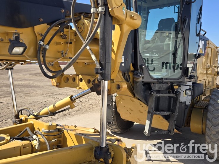 2016-caterpillar-12m3-image-13