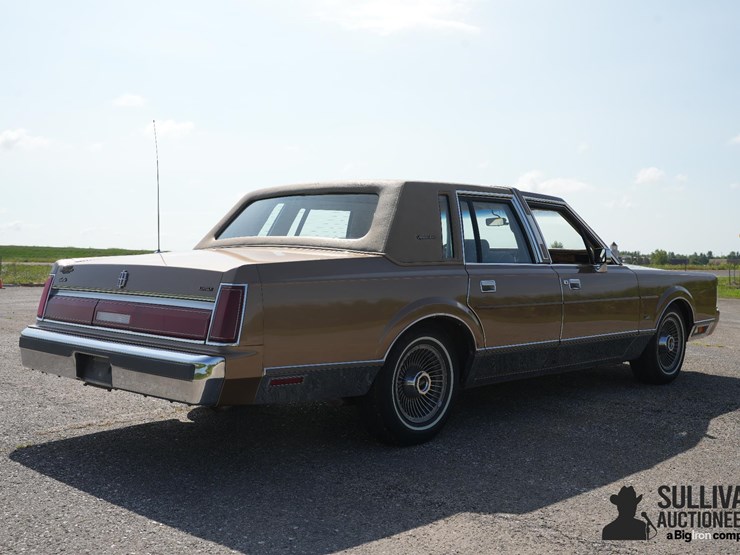 run-#141---1985-lincoln-town-car-signature-series-image-5