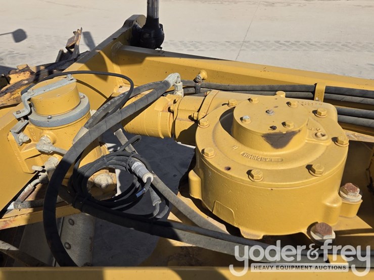 2016-caterpillar-12m3-image-23