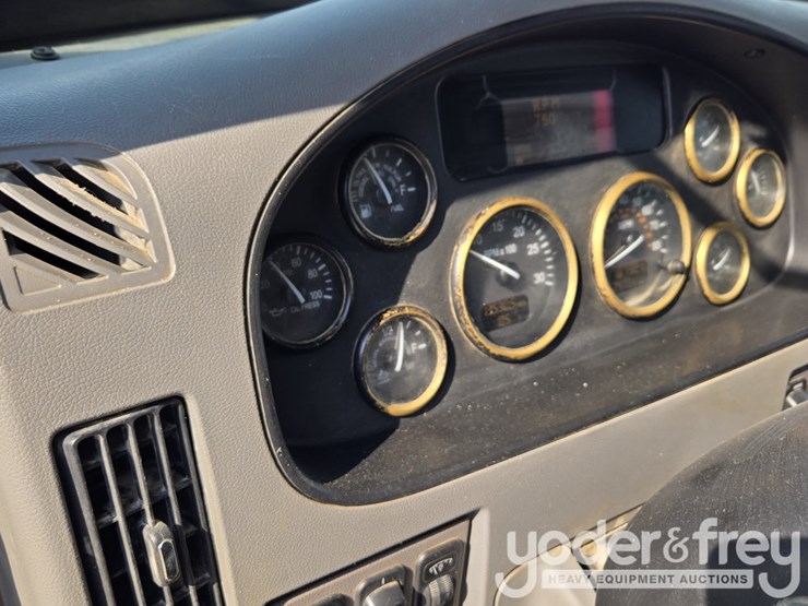 2018-peterbilt-348-image-111