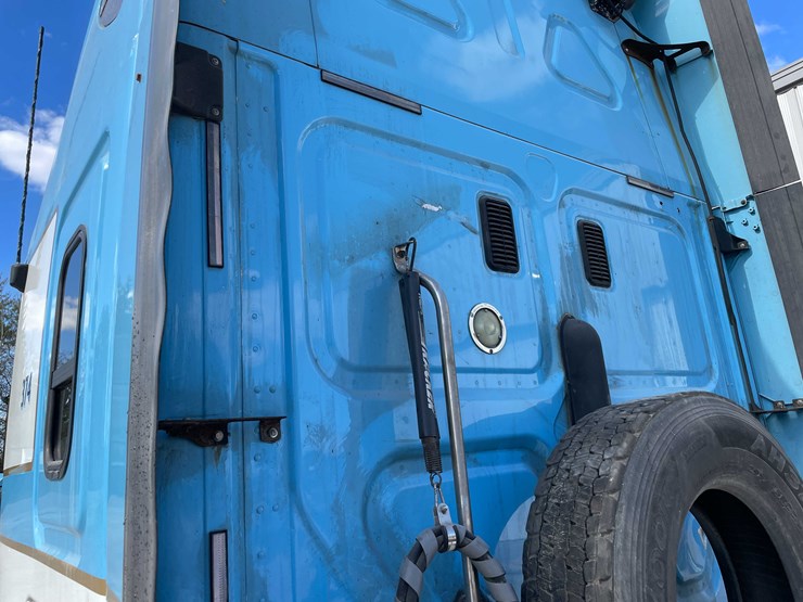 #404-•-2012-freightliner-semi-tractor-(has-wi-title)-(whitelaw,-wi)-image-42