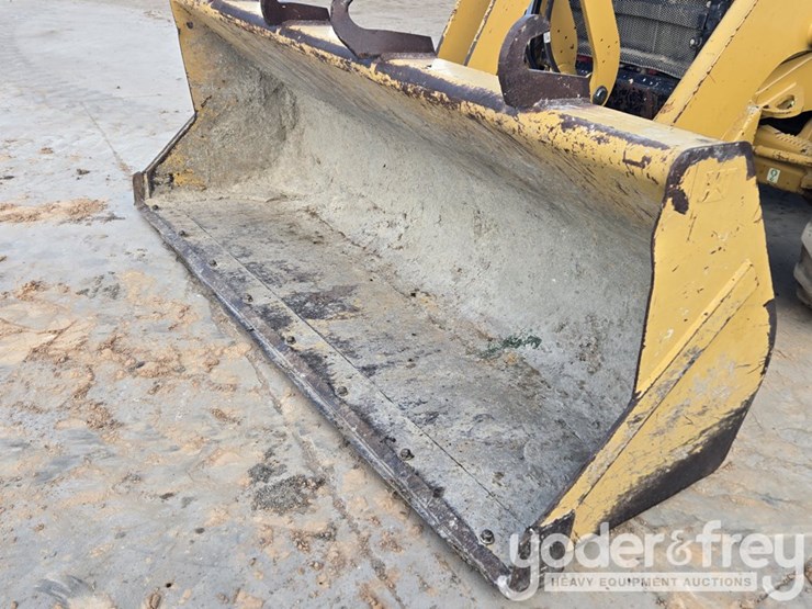 2018-caterpillar-420f2-image-9