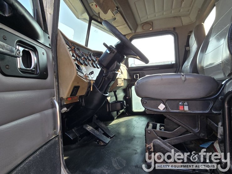 2008-peterbilt-335-image-163