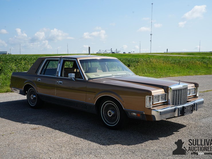 run-#141---1985-lincoln-town-car-signature-series-image-3