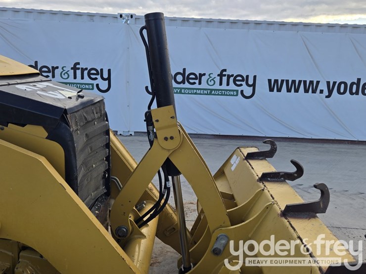 2018-caterpillar-420f2-image-31