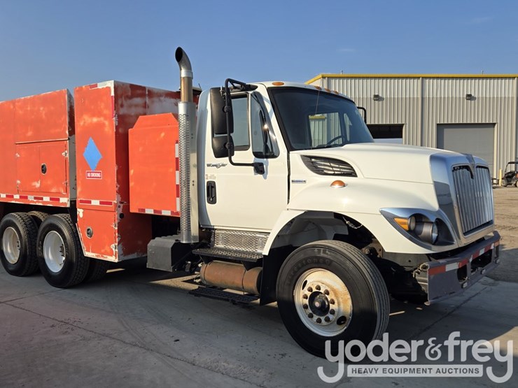 2008-peterbilt-335-image-14