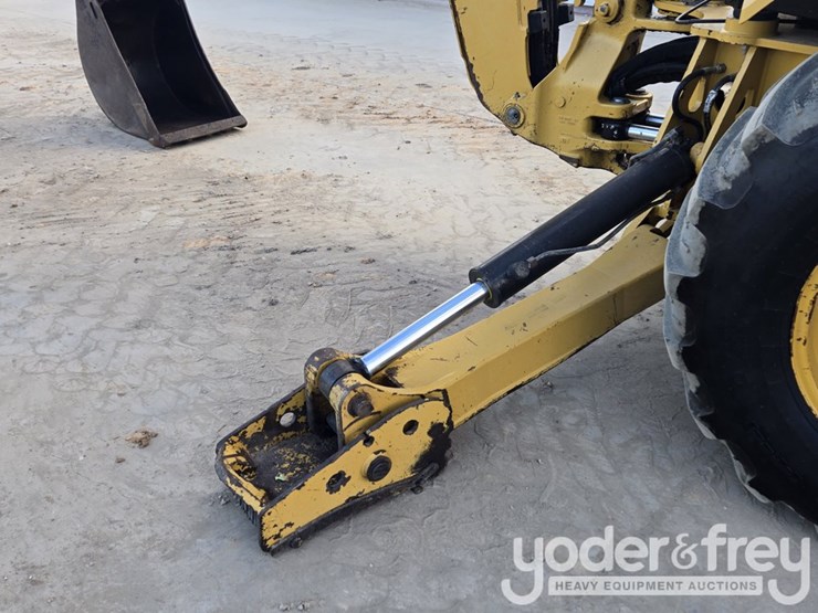 2018-caterpillar-420f2-image-15