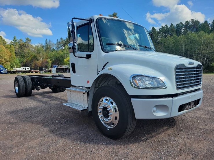 2020-freightliner-business-class-m2-106-image-2