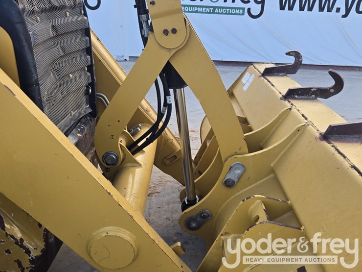 2018-caterpillar-420f2-image-30