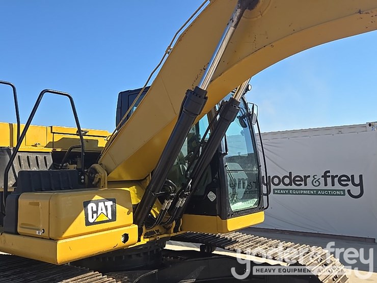 2018-caterpillar-320-image-18
