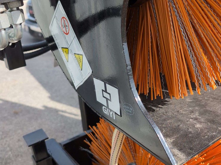 (1)-giyi-skid-steer-sweeper---gy-qsj-image-3