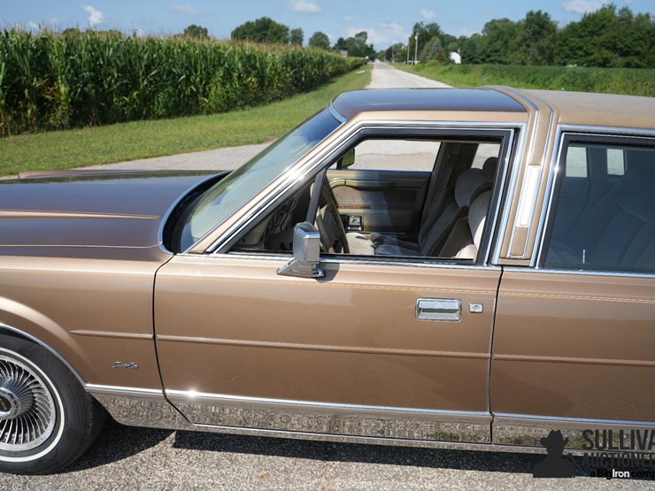 run-#141---1985-lincoln-town-car-signature-series-image-14
