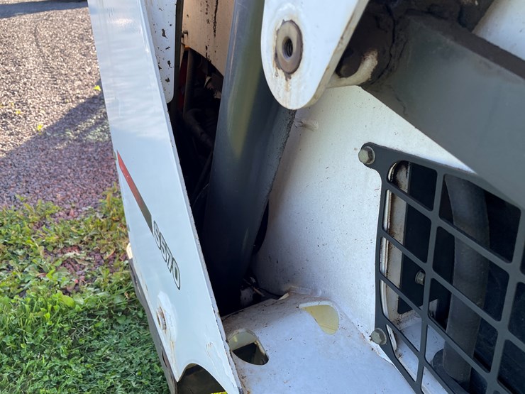 2015-bobcat-s570-image-36