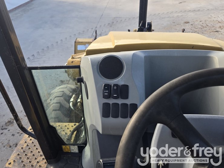 2018-caterpillar-420f2-image-73