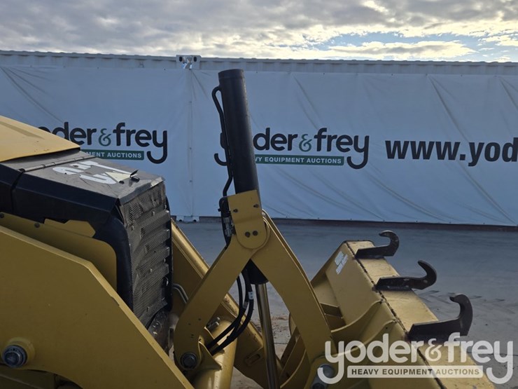 2018-caterpillar-420f2-image-58