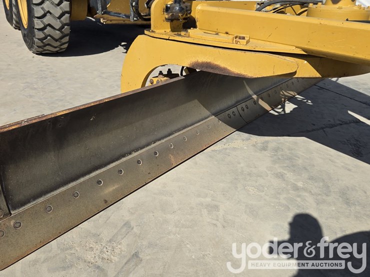 2016-caterpillar-12m3-image-36