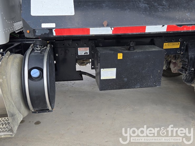 2018-peterbilt-348-image-31