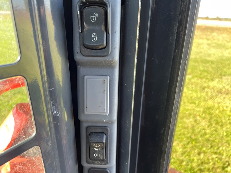 2023-kubota-ssv65-image-44