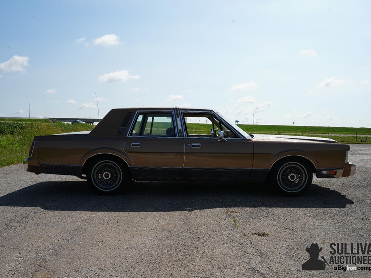 run-#141---1985-lincoln-town-car-signature-series-image-4