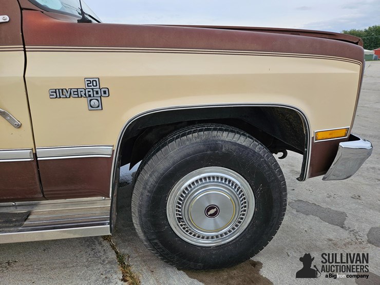1988-chevrolet-suburban-image-17